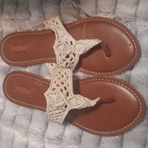 Womens off white embroidery flip flop sandals size 11